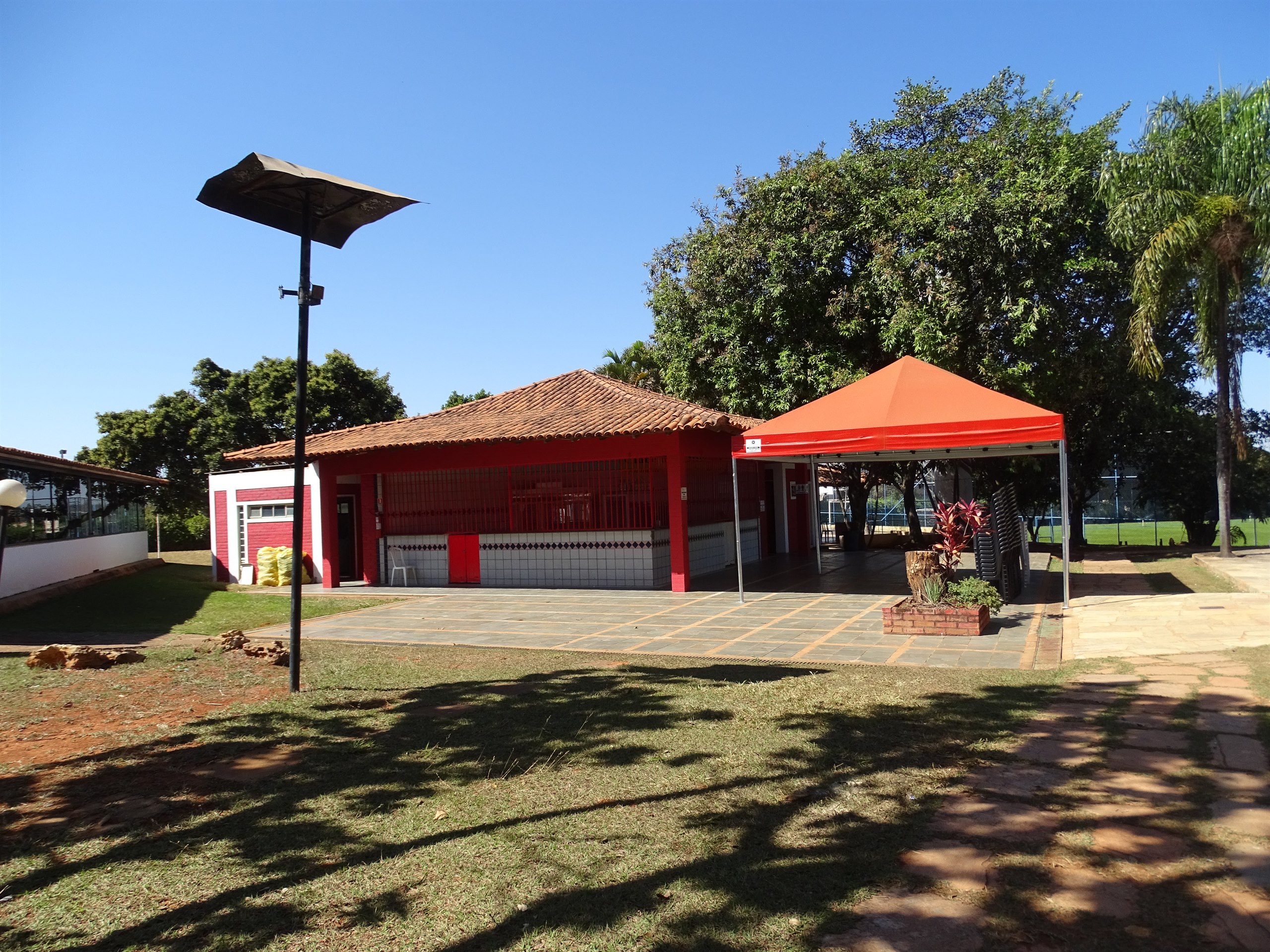 Area de churrasqueiras e espaco coberto do clube